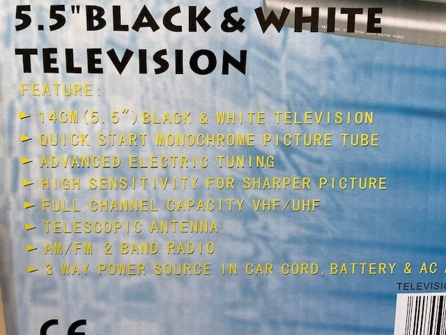 5,5" musta/valkoinen matkatelevisio jossa AM/FM-radio