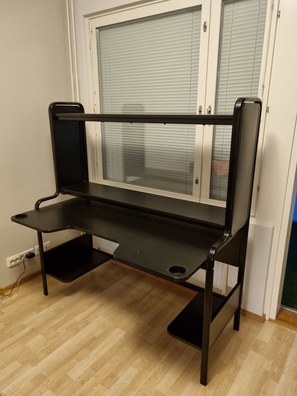 Ikea FREDDE pelipöytä / tietokonepöytä