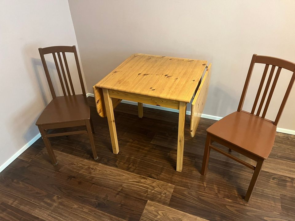 Pieni pöytä ja 2 tuolia