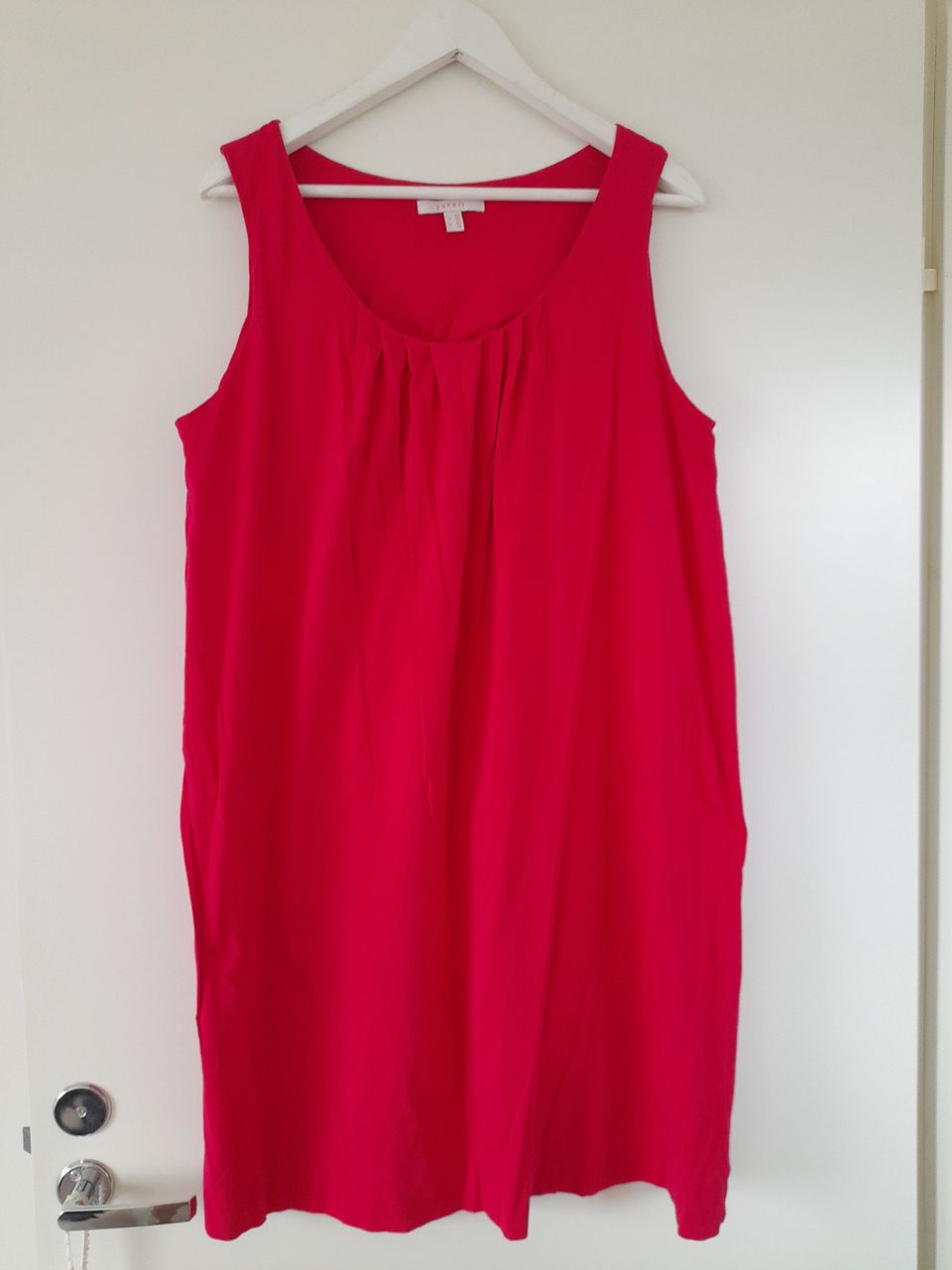 Esprit Anilliininpunainen hihaton mekko