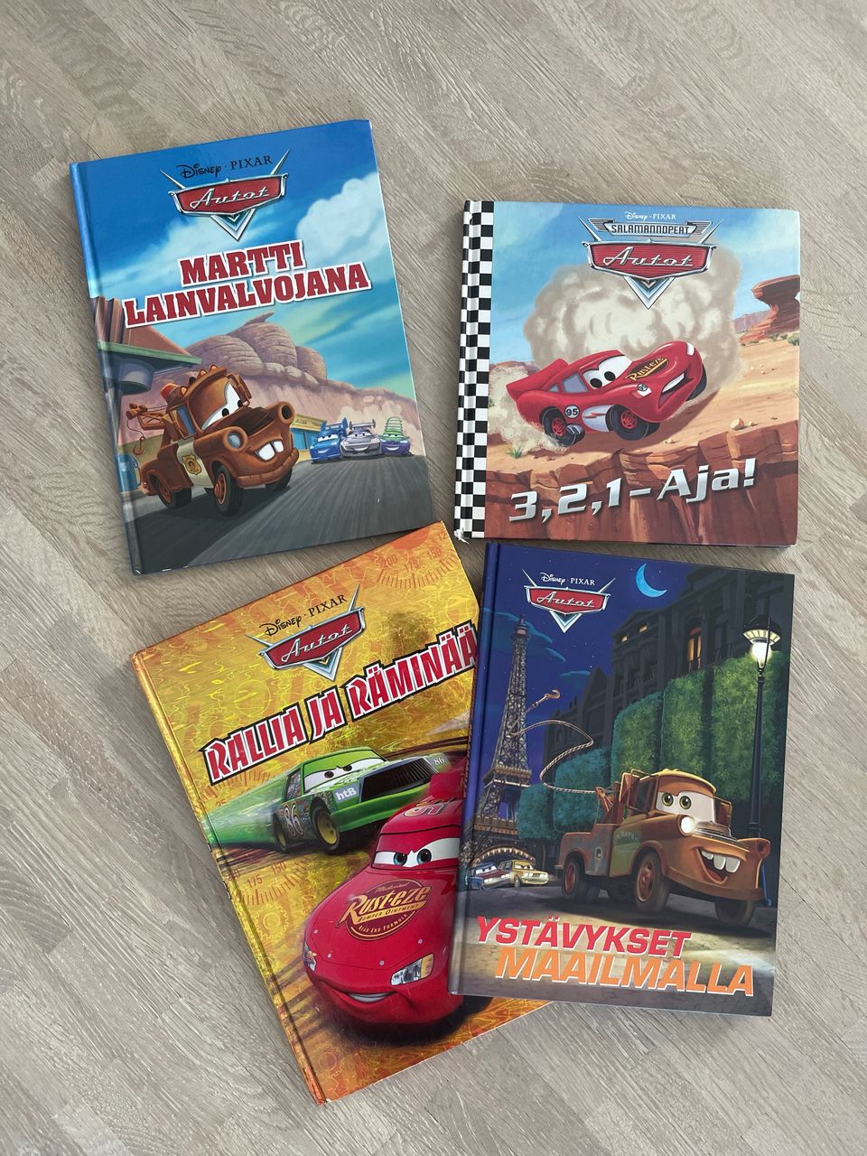 Disney Autot -sarjan neljä kirjaa