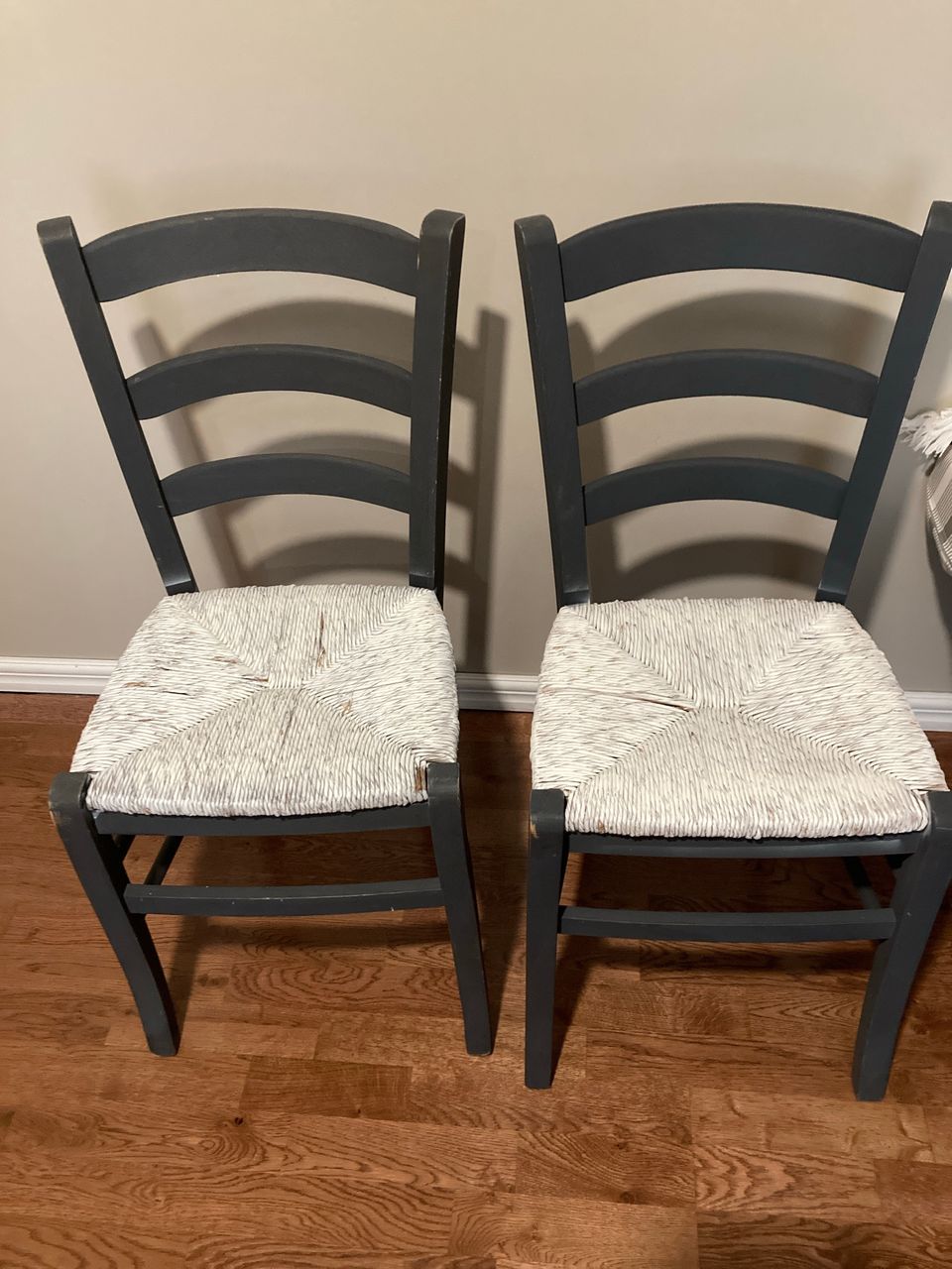 Myydään kaksi tuolia