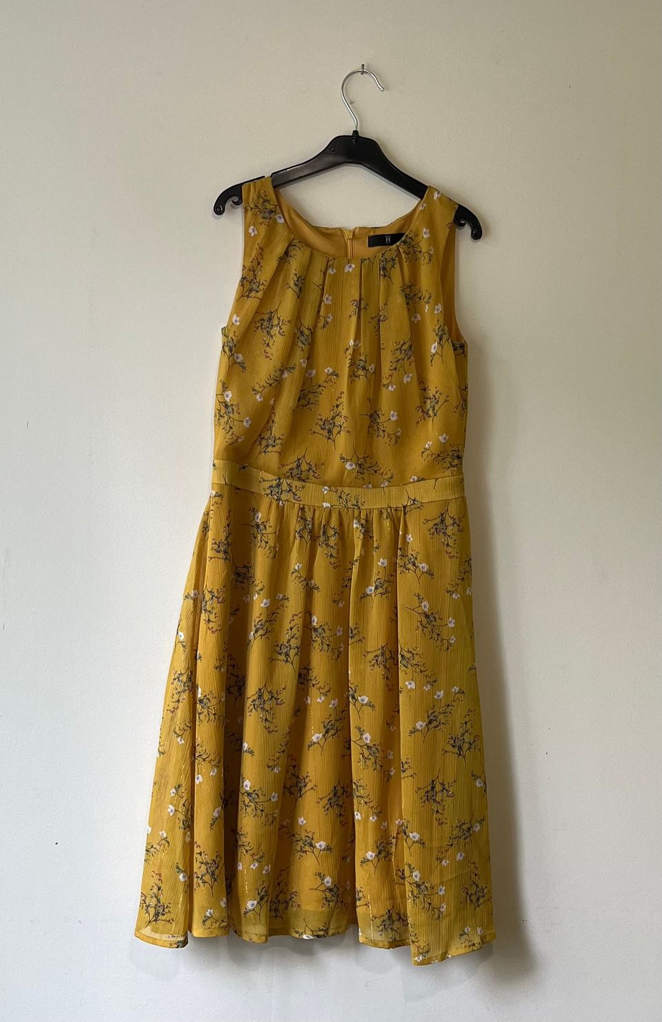 Keltainen mekko 140