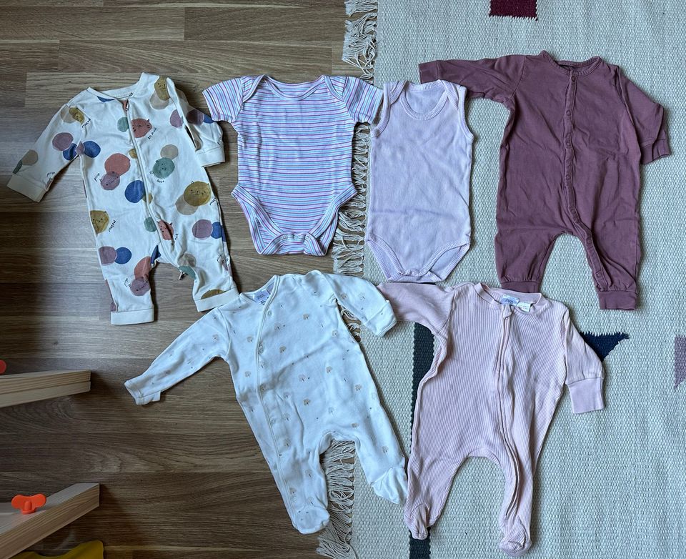 Pieni setti vauvan vaatteita 56