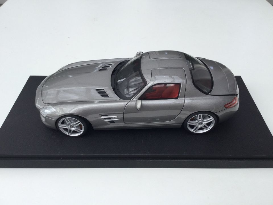 Pienoismalli Mercedes-Benz SLS 1:18