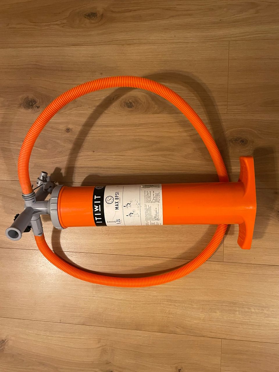 Dual-action hand pump for canoes and kayaks - kaksisuuntainen pumppu