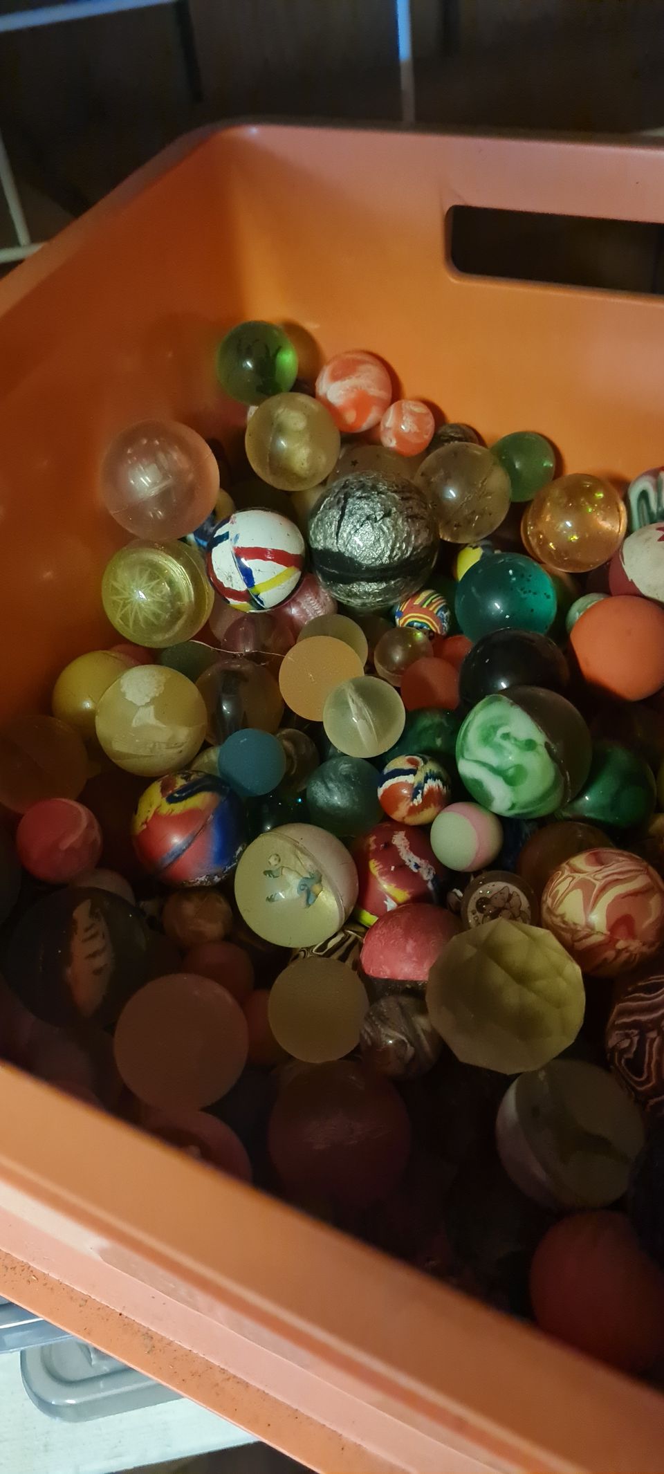 Useita satoja superpalloja - eri kokoja ja värejä