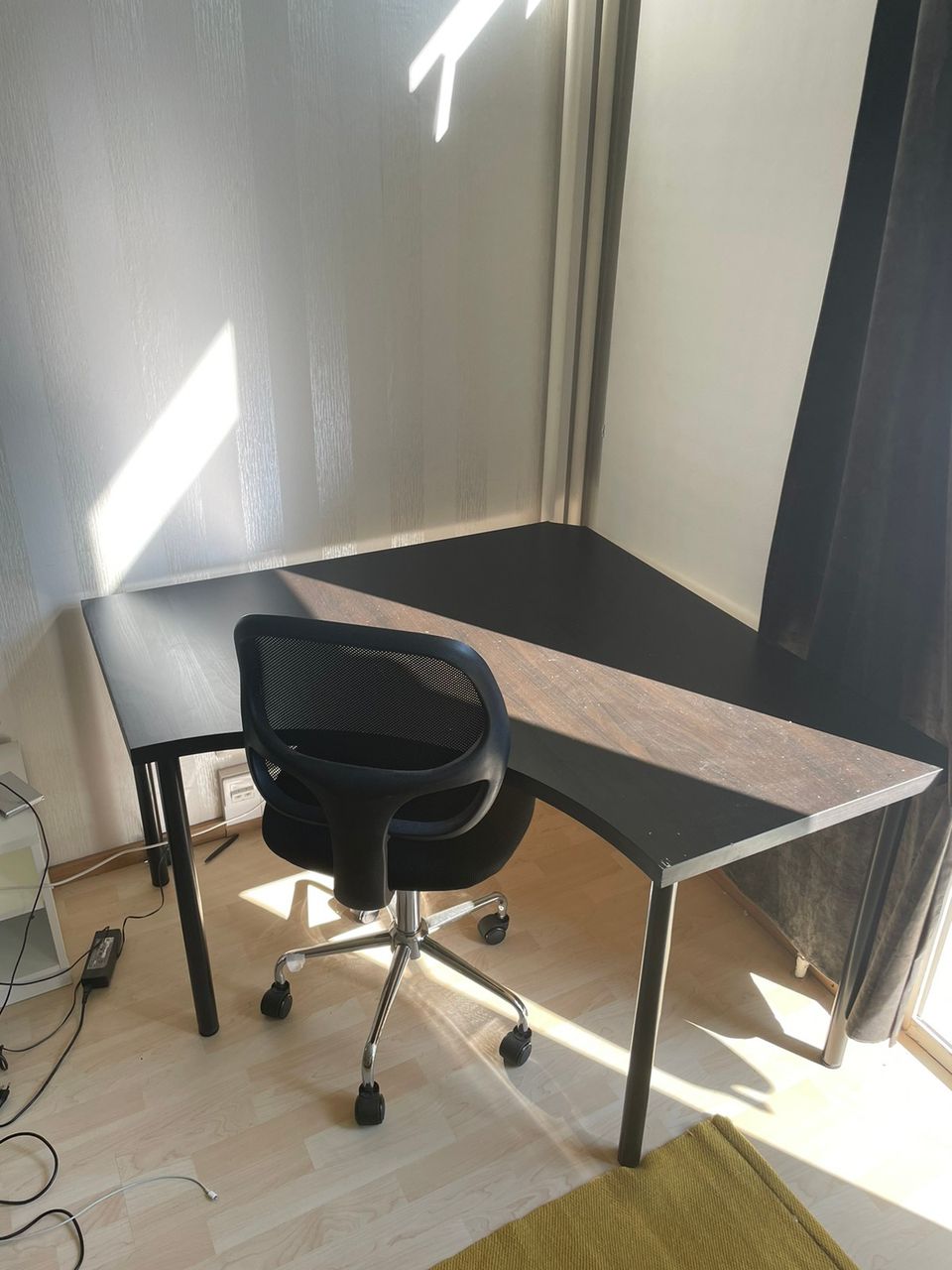 Työpöytä + tuoli