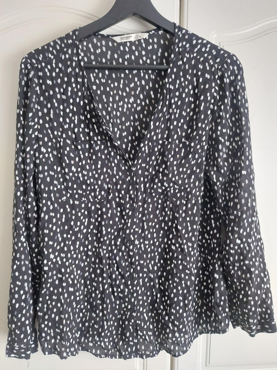 Mustapohjainen pilkullinen paitapusero, koko M