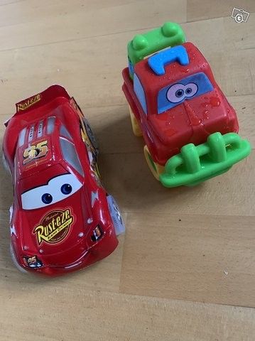 Kaksi erilaista värikästä leluautoa