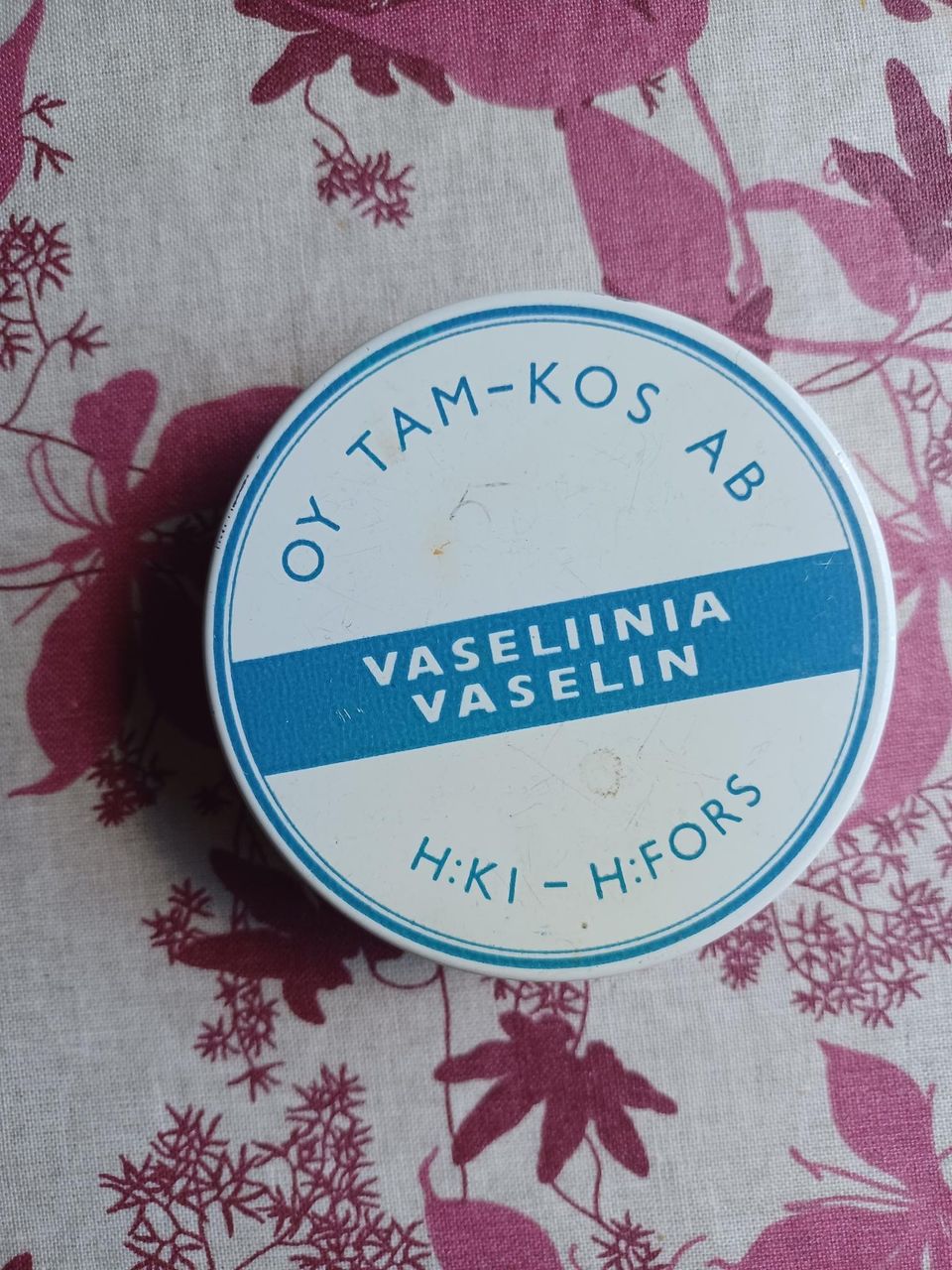 Vanha metallinen vaseliinipurkki