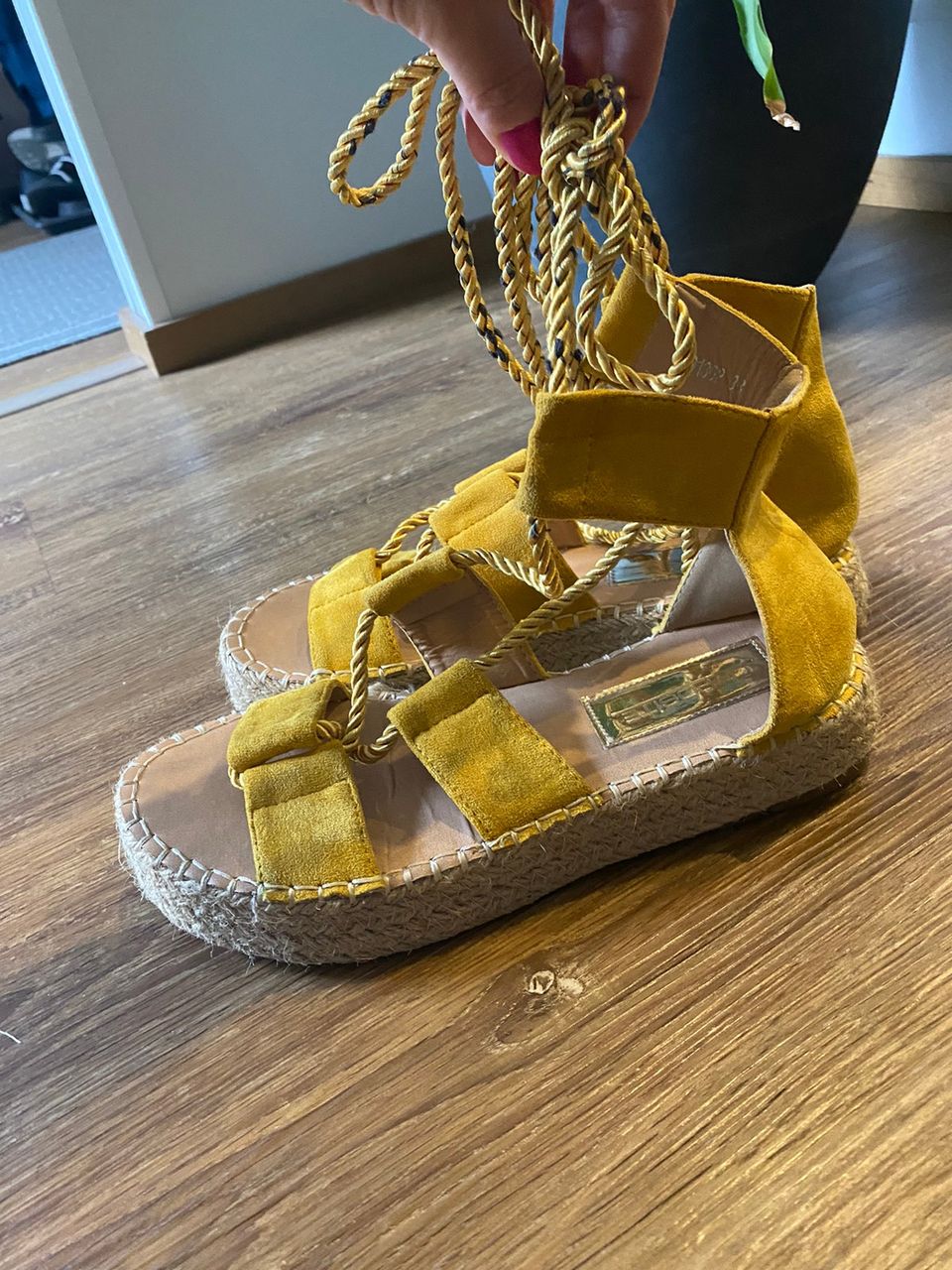 Keltaiset sandaalit, koko 38