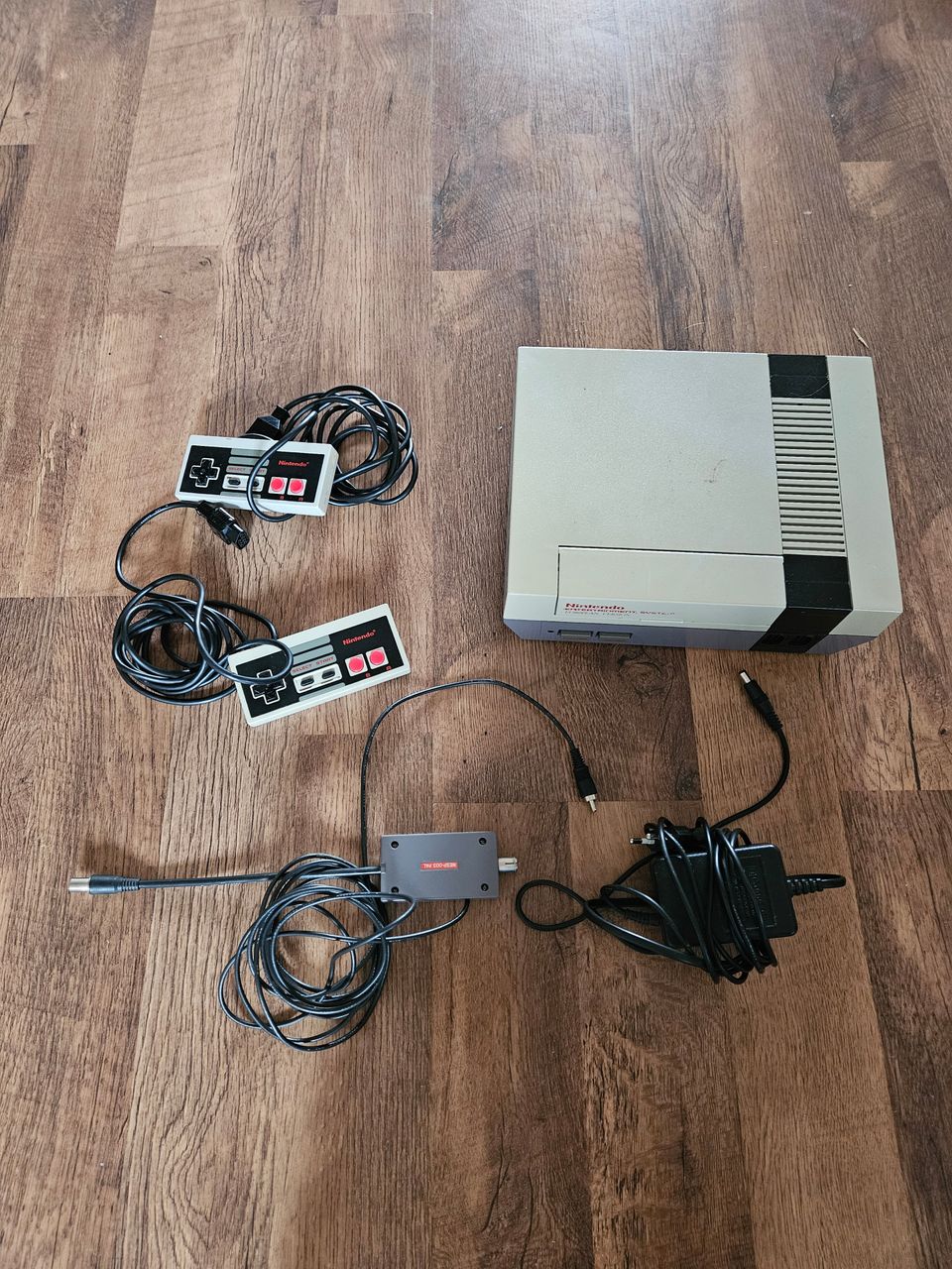 Nintendo 8-bit,2 ohjainta,9kpl pelejä