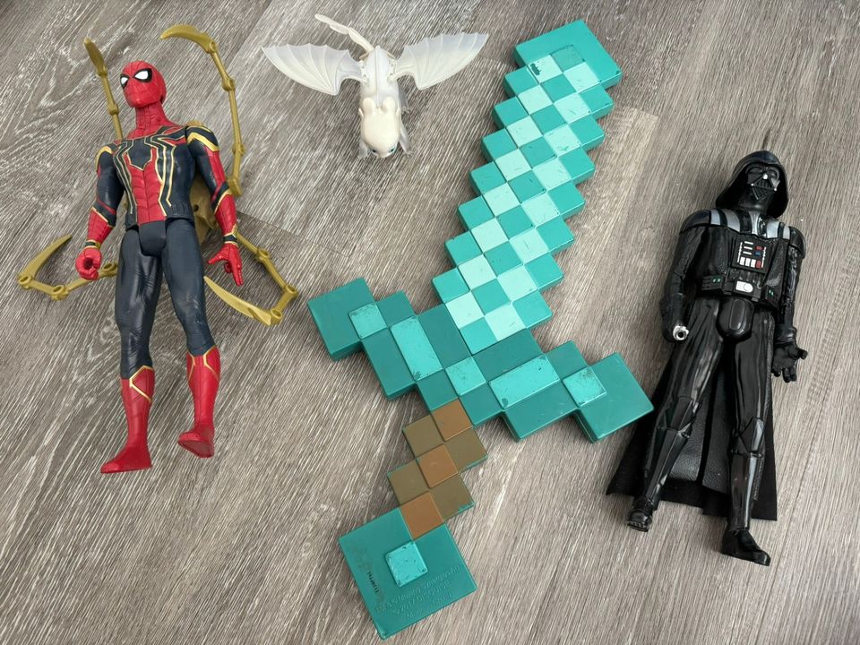 Spiderman, Darth Vader, Minecraft miekka, Light fury