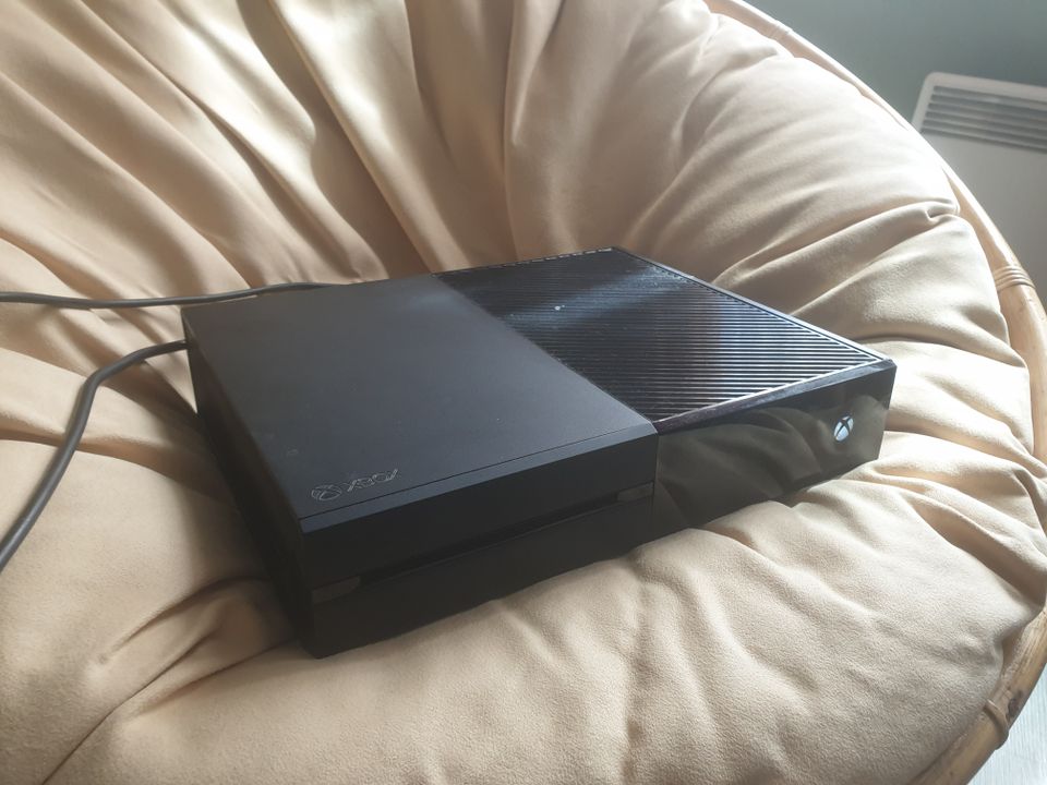 Xbox One 500Gb + ohjain