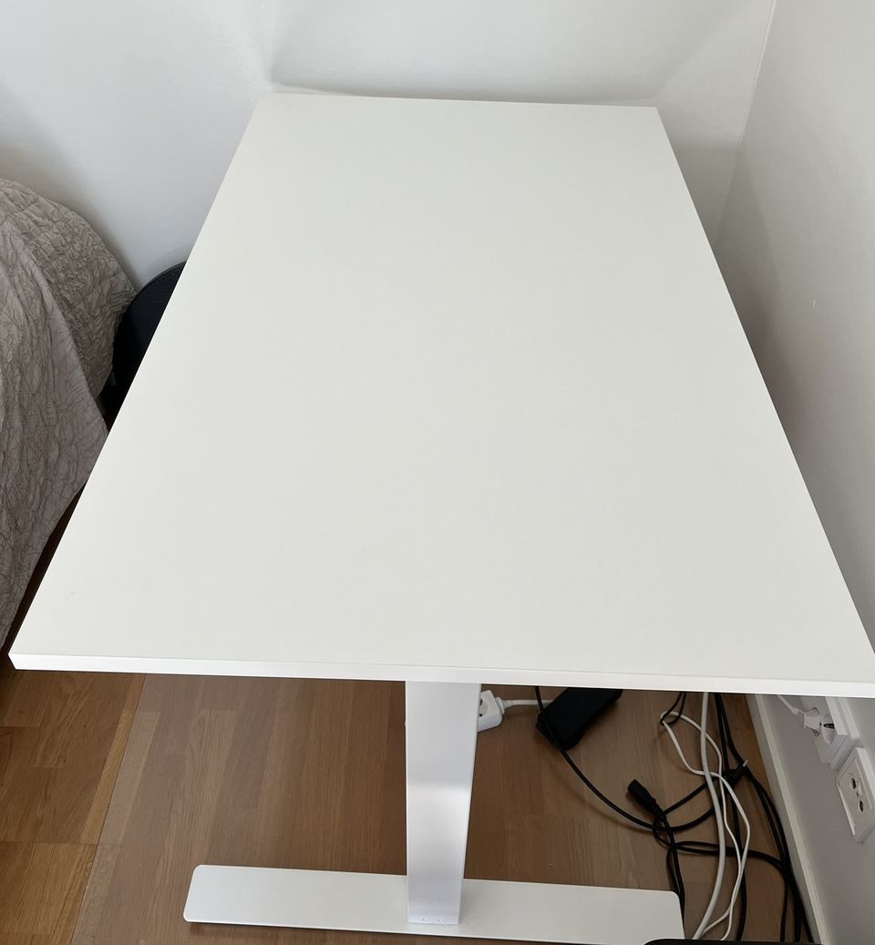 TROTTEN työpöytä, säädettävä, valkoinen, 120x70 cm
