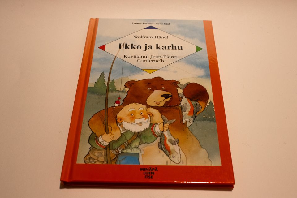 Ukko ja karhu - Lukemaan opetteleville kirja