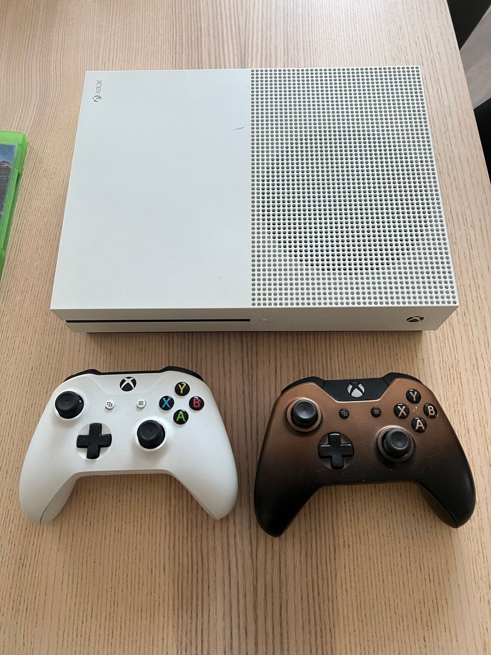 Xbox One S, 2x ohjainta ja pelejä