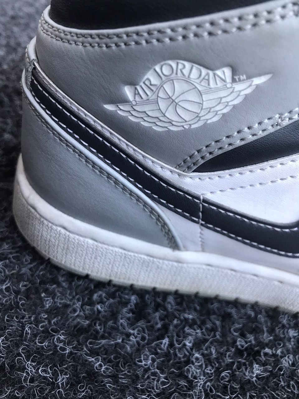 Air Jordan 1 Mid light smoke grey