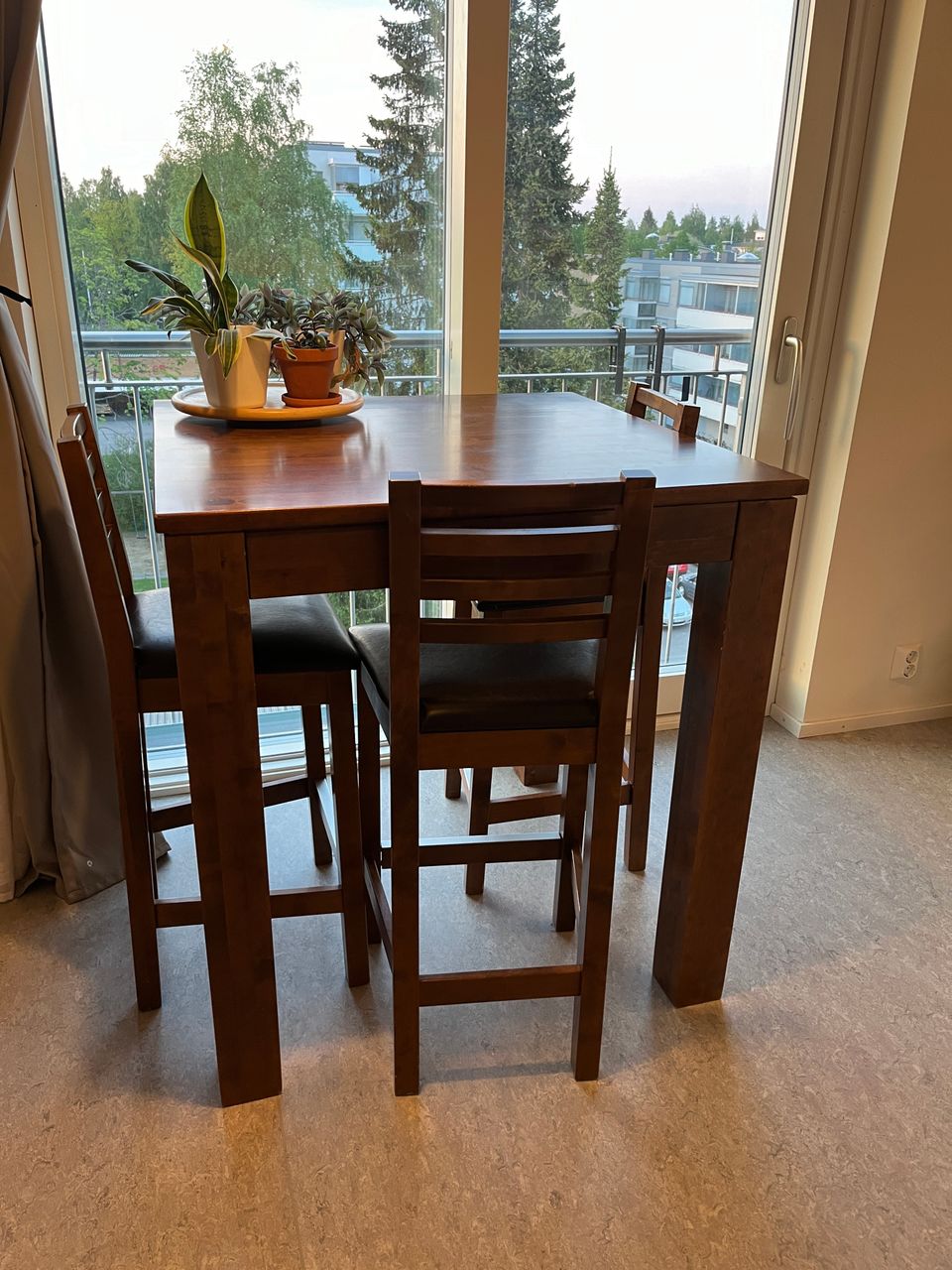 Ruokapöytä ja kolme tuolia