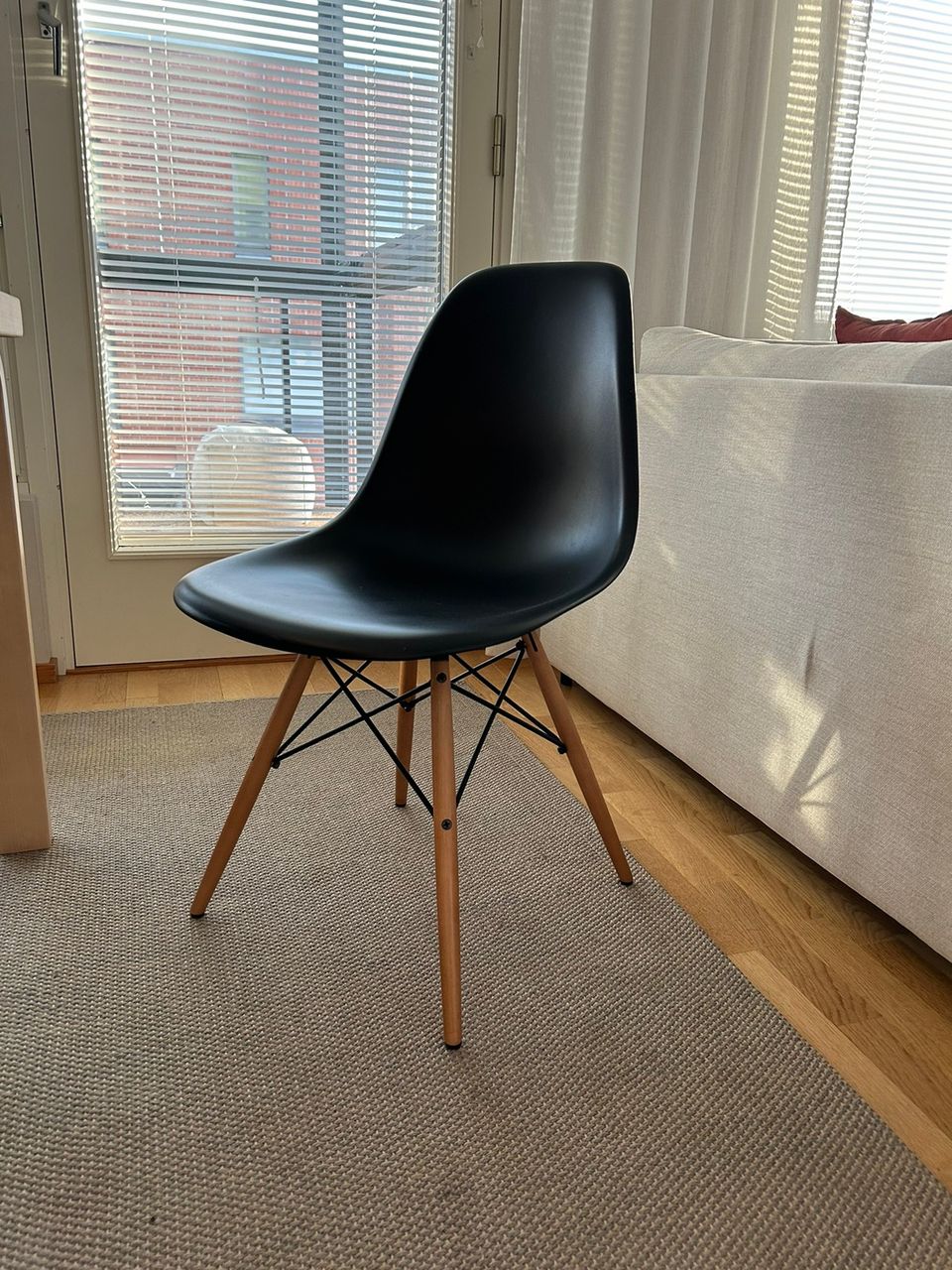 Vitra Eams DSW Plastic chair - musta/vaahtera