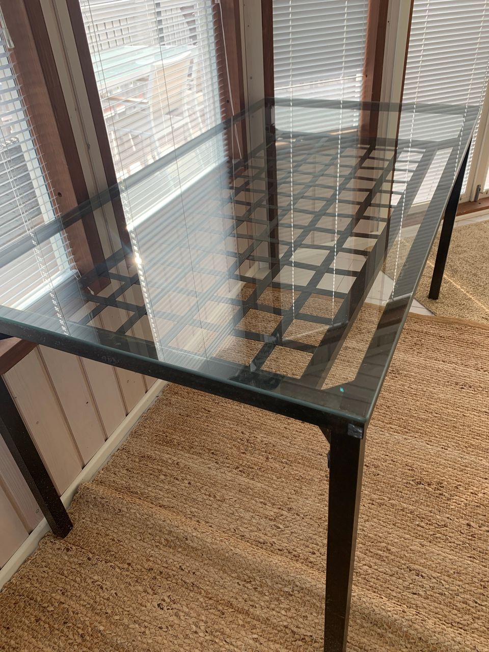 Rustiikkinen lasikantinen pöytä sisä- tai ulkokäyttöön.