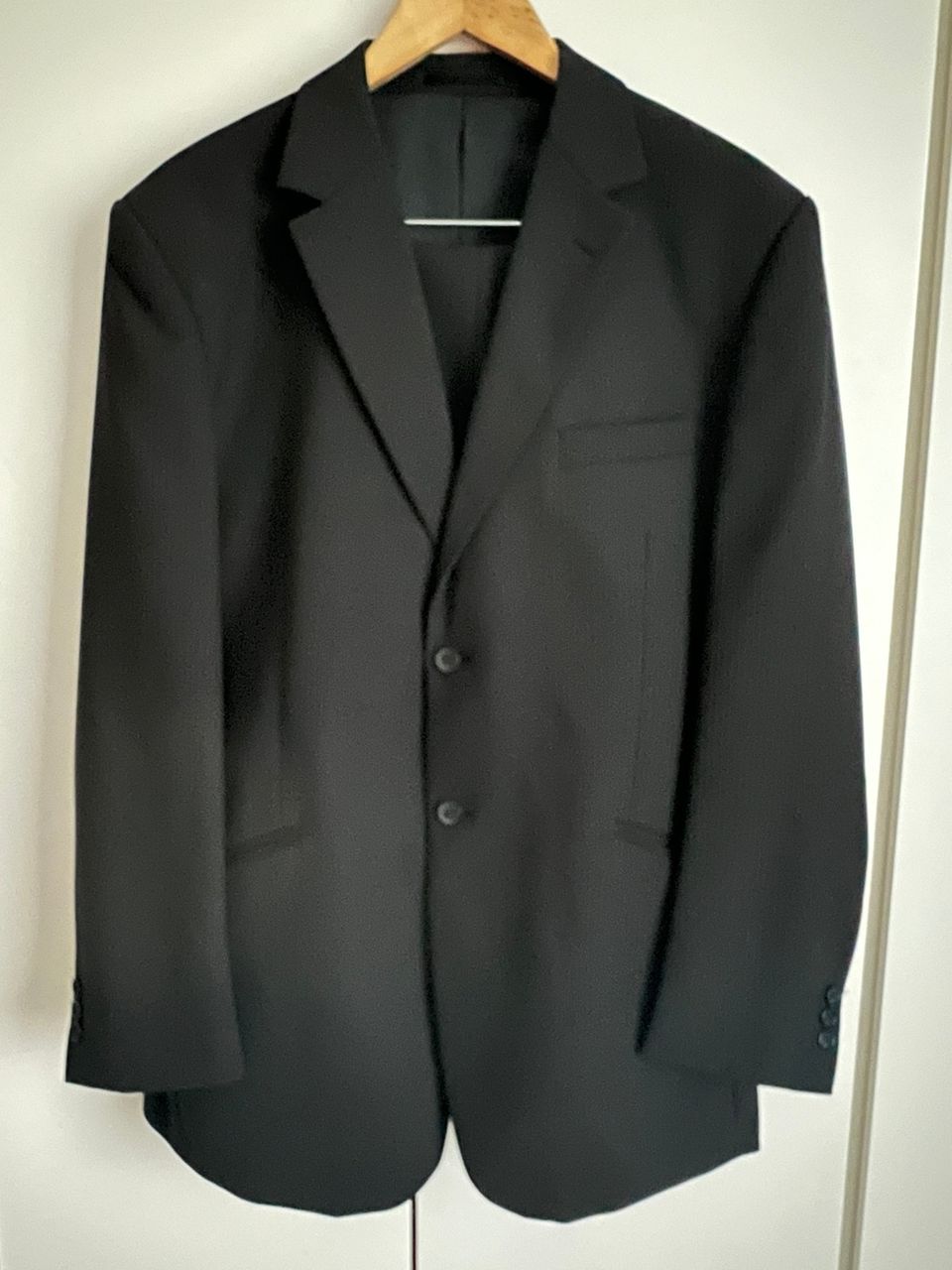 Miesten puku, musta/liituraita, koko C52