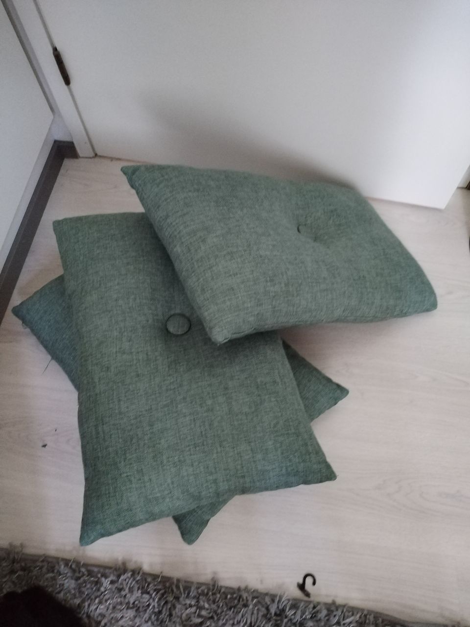 3 vihreää tyynyä