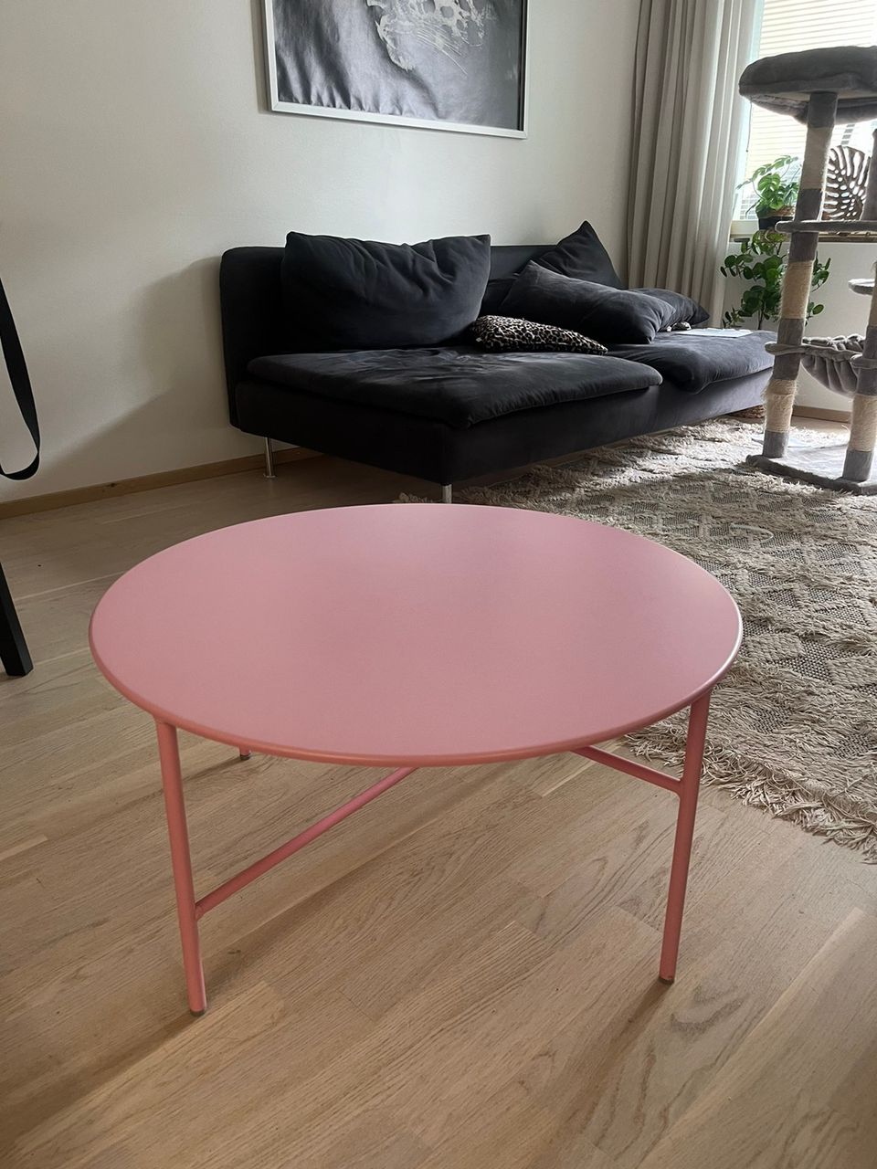 Vaaleanpunainen metallipöytä