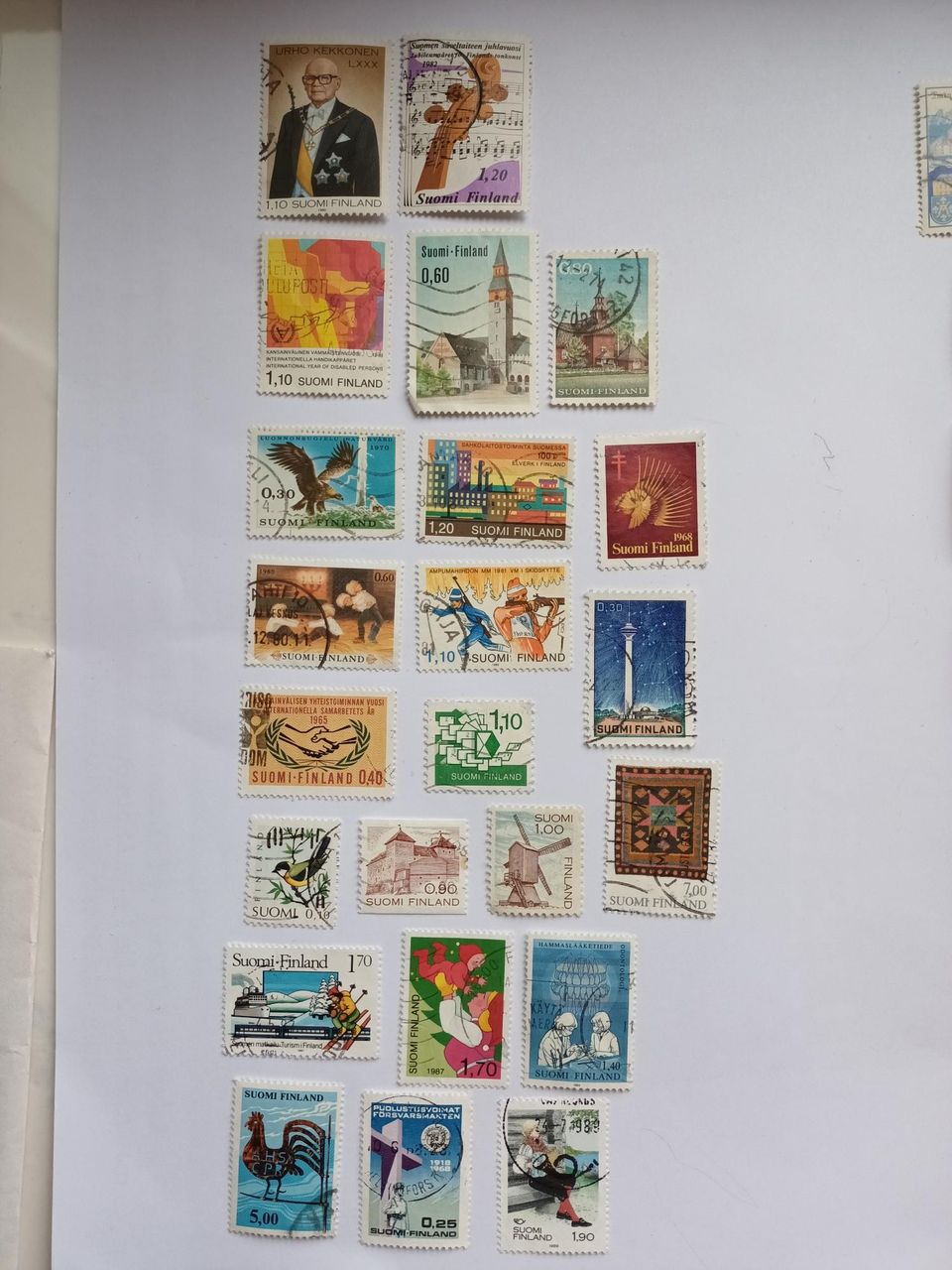 Erilaisia vanhoja kotimaisia postimerkkejä