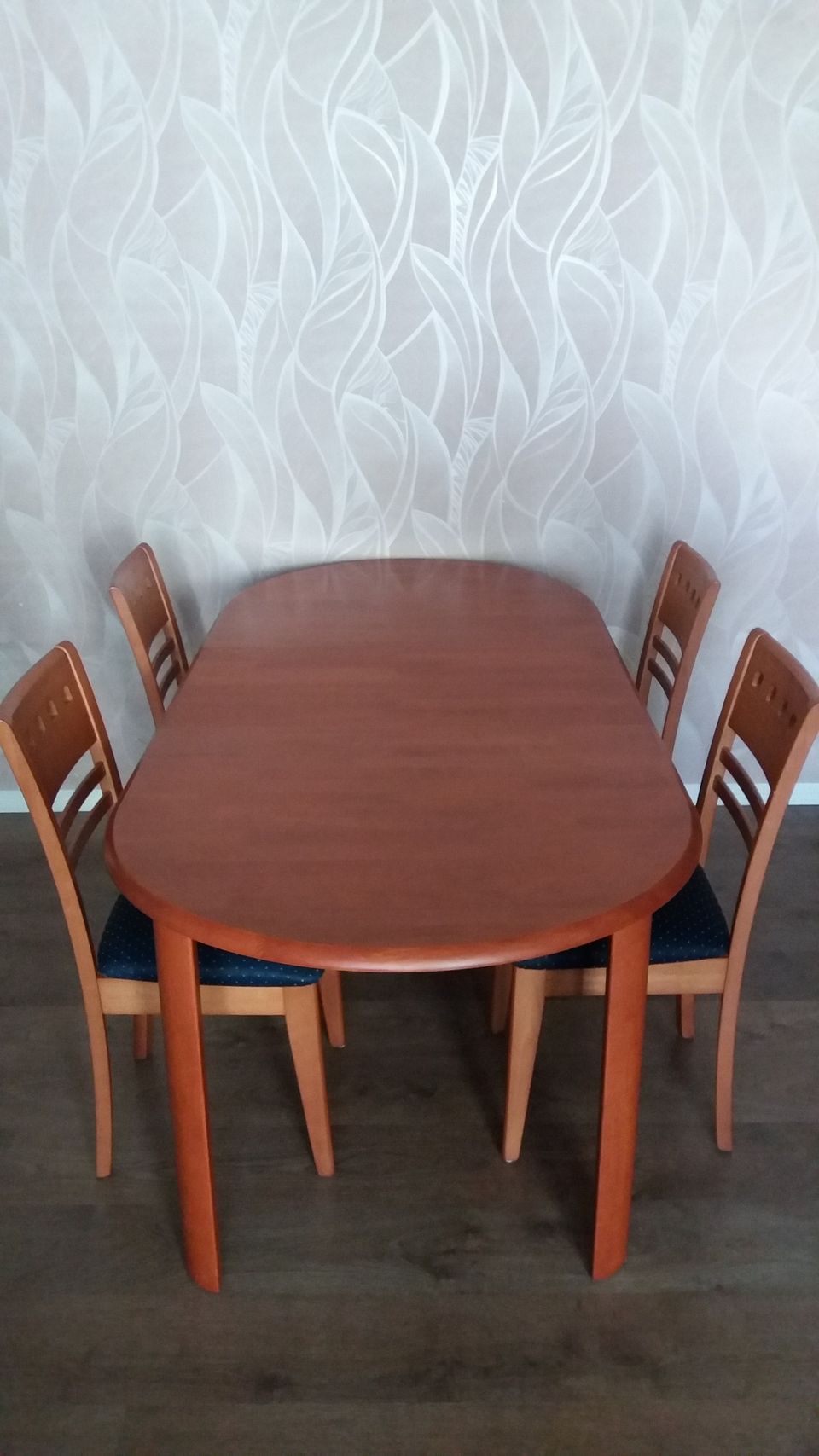 Ruokapöytä ja 4 tuolia