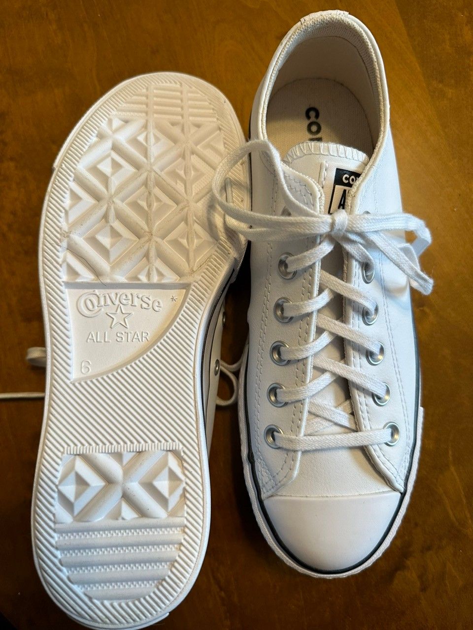 Nahkaiset Converse kengät