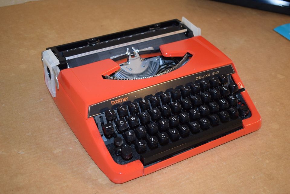 Punainen Brother-kirjoituskone 70-luvulta