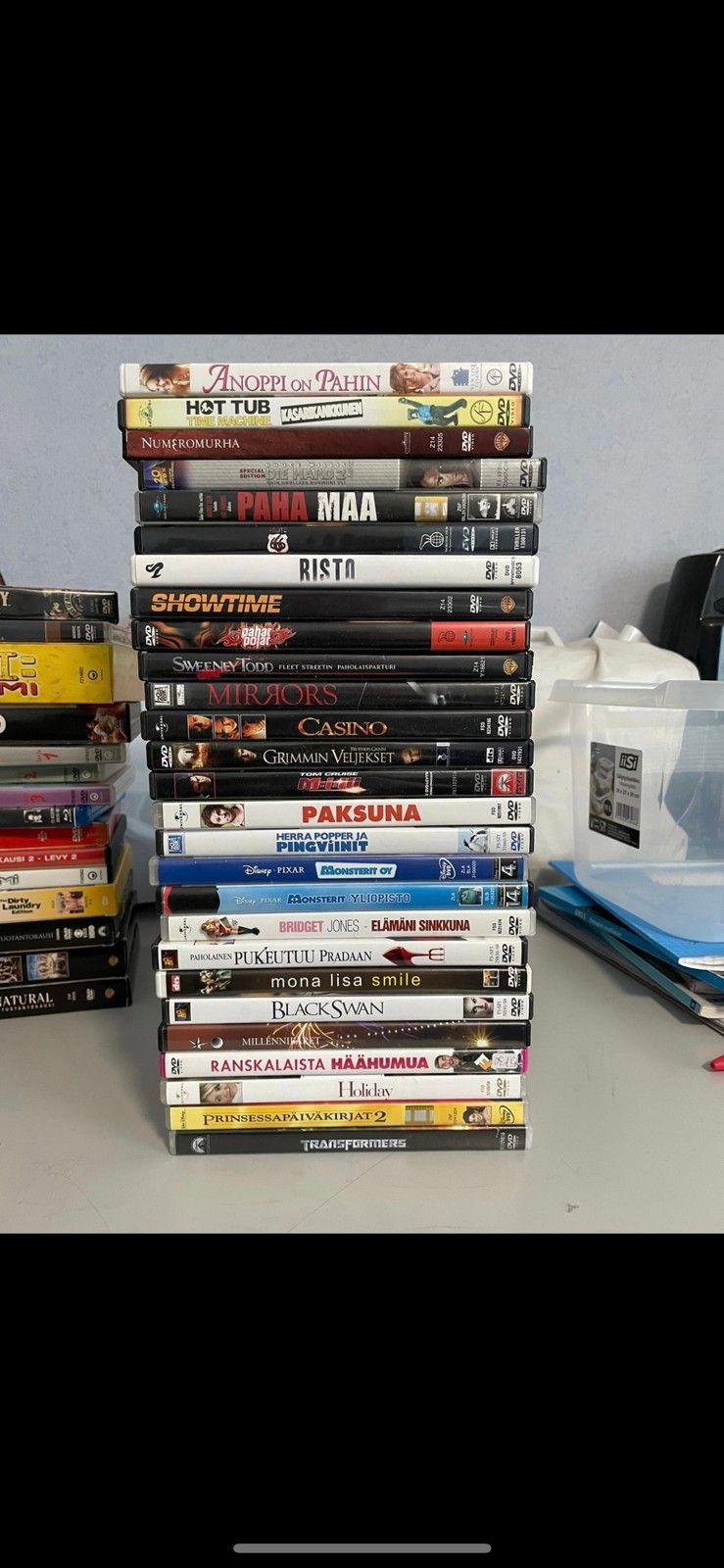 DVD elokuvia ja sarjoja.