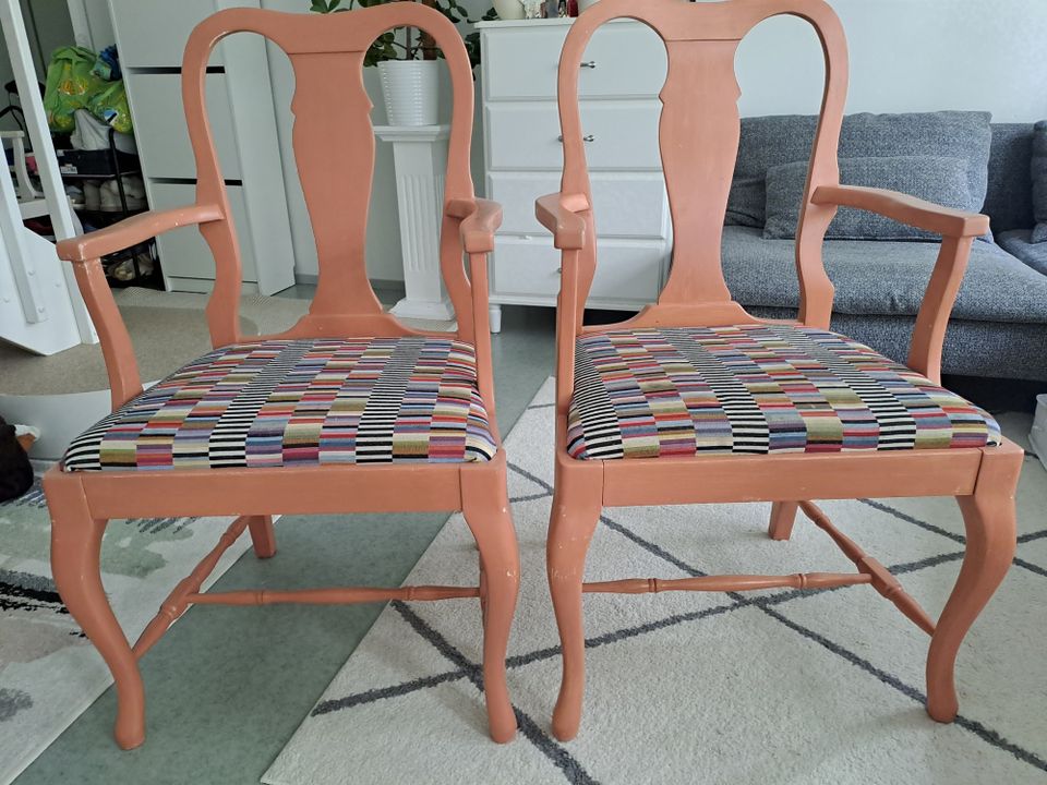 2 kpl tyylikkäitä tuoleja