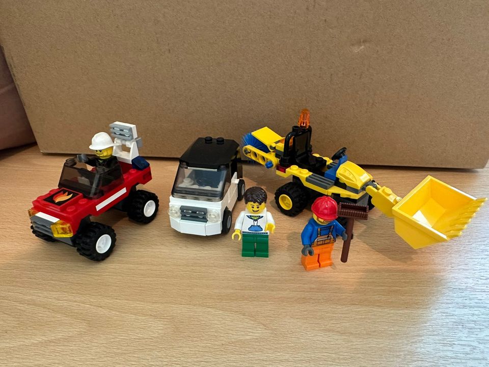 3kpl Lego City hahmoja ja autoja