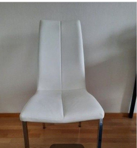 4 kpl valkoisia tuolia