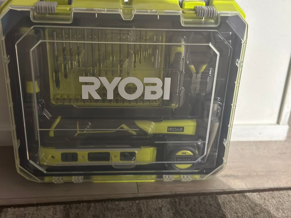 Ryobi ONE+ 2 x 2,0Ah akut 18V porakone käsityökaluilla