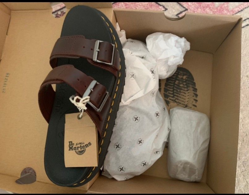 Uudet, käyttämättömät dr Martens sandaalit