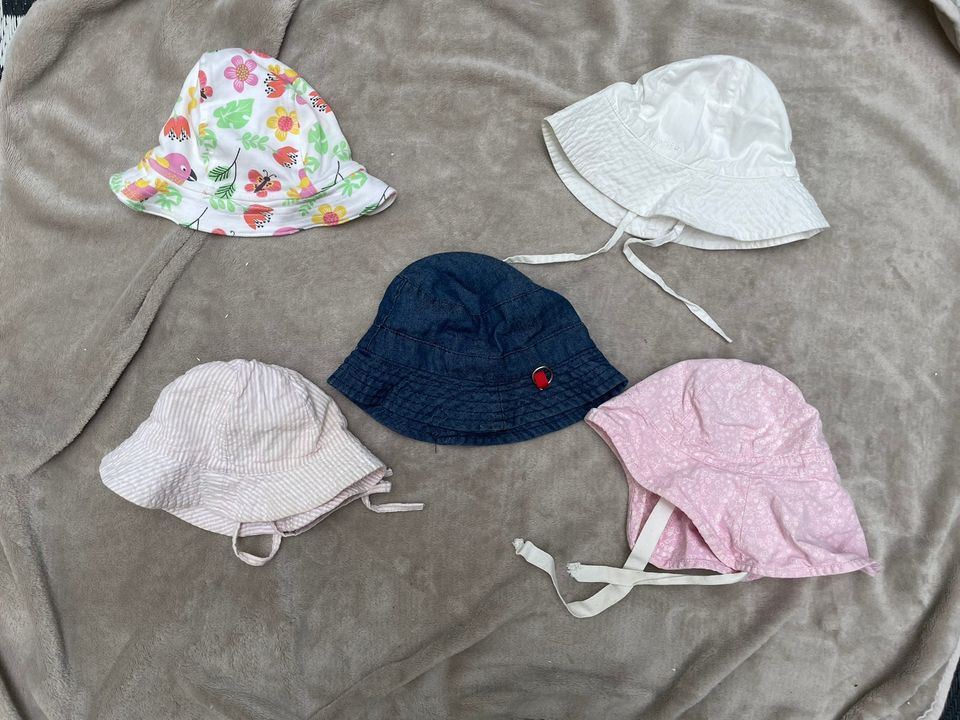Vauvan hattuja noin 0-6kk