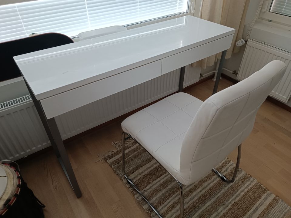 Valkoinen pöytä & tuoli