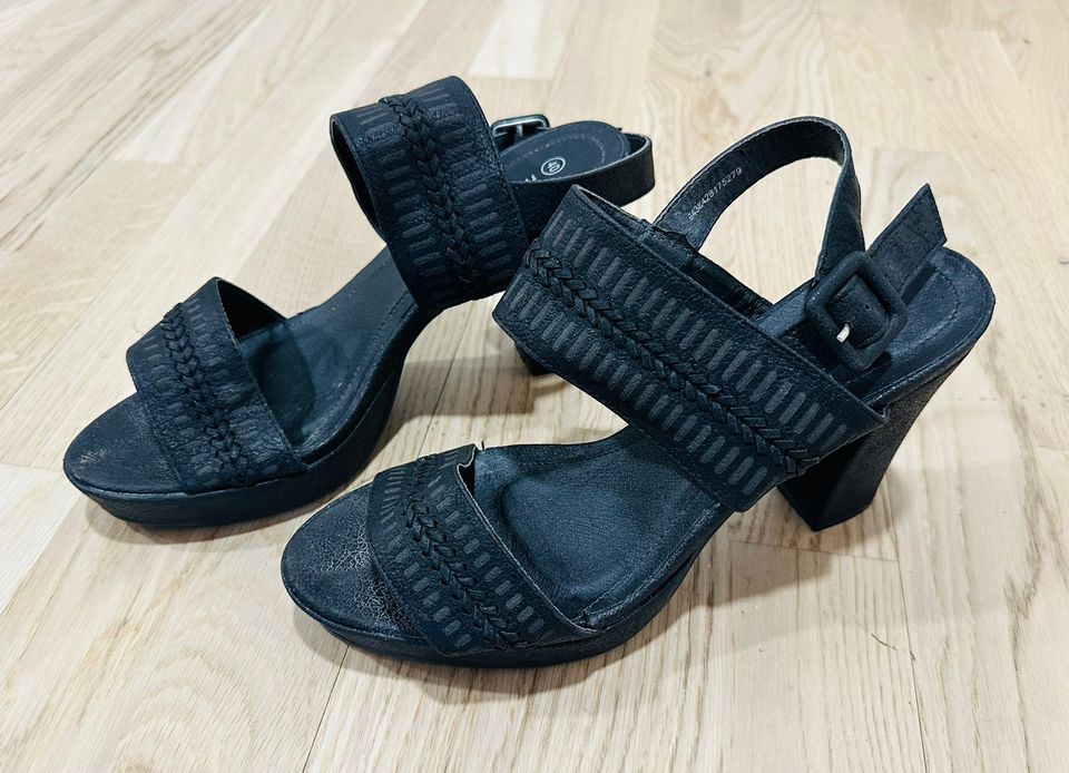 uudet mustat sandaalit - koko 40
