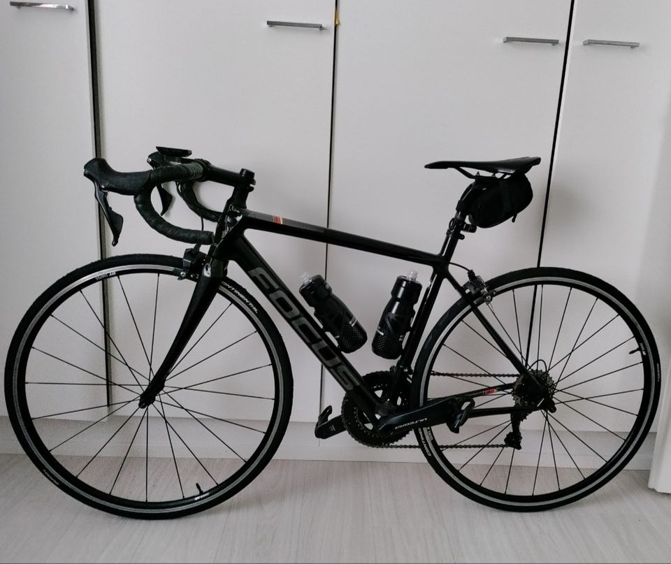 Hiilikuiturunkoinen maantiepyörä. Focus Izalco Race 9.8 Carbon, koko S/51