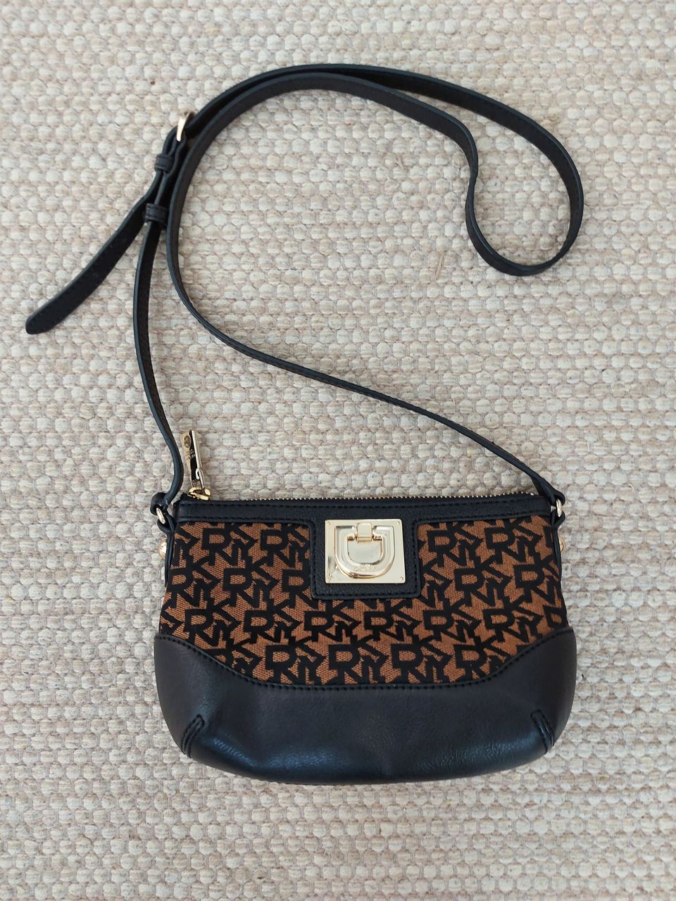 DKNY olkalaukku 18x22cm