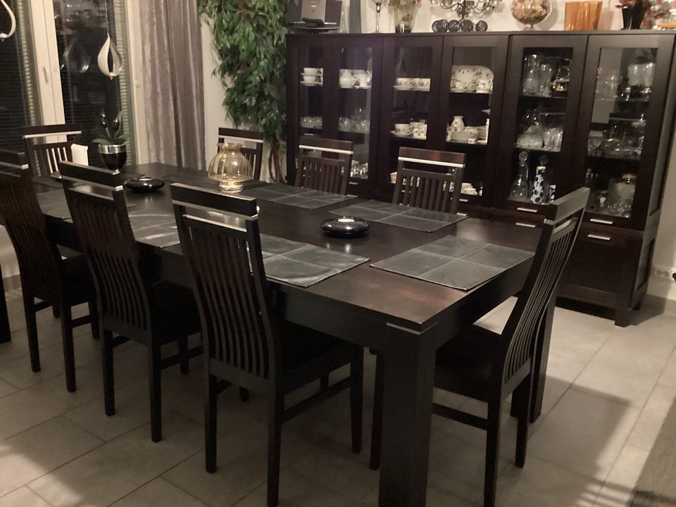 Keittiön ruokapöytä + 8 mustalla nahalla verhoiltua tuolia+vitriinit