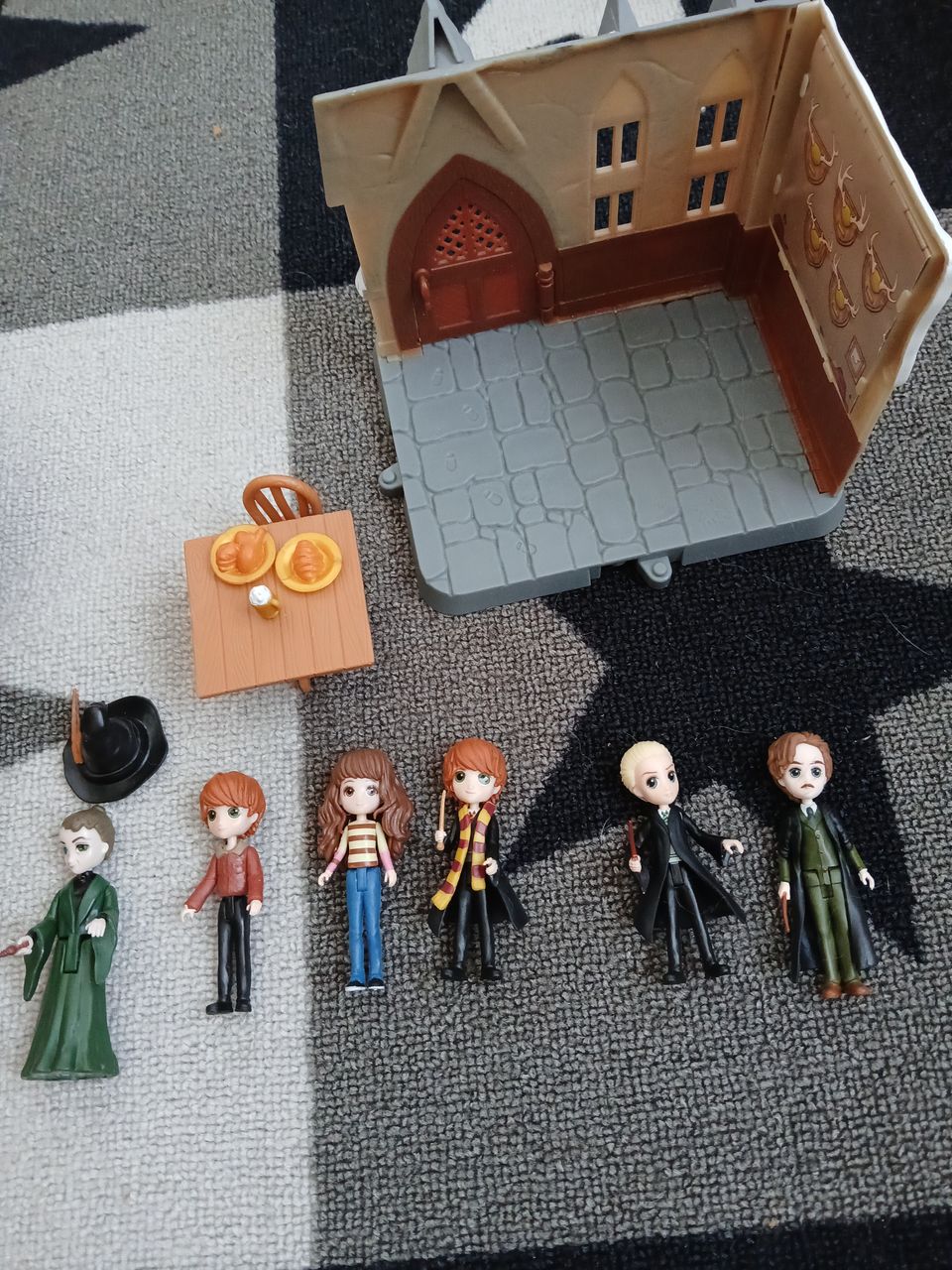 Harry Potter figuurit ja talo.