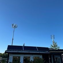 Aurinkopaneelit ja tuuli energia järjestelmä sähköttömälle mökille