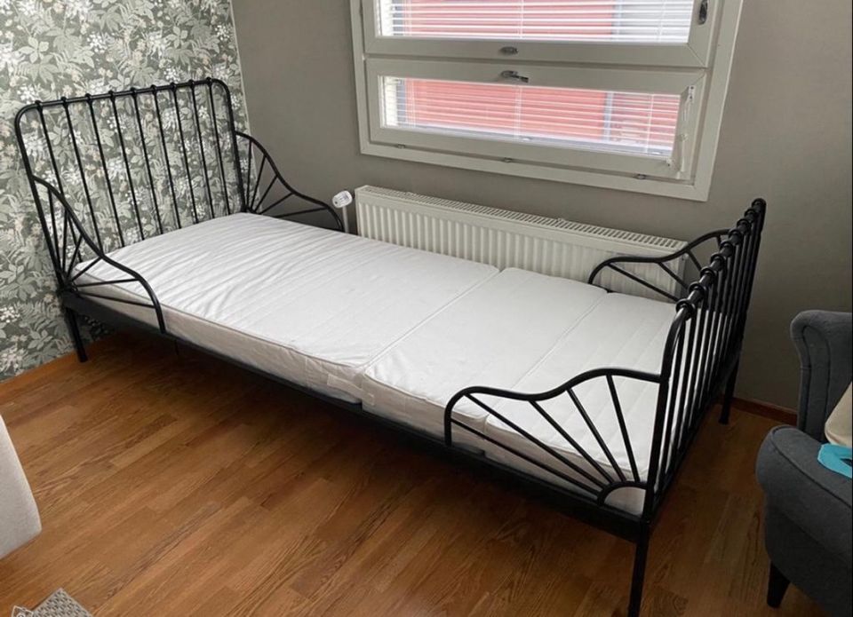 Ikea Minnen musta lasten sänky