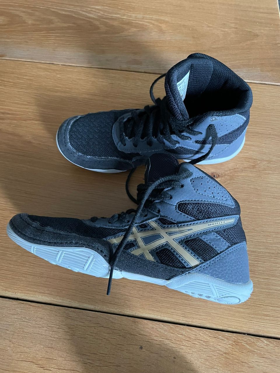 Lasten Asics painikengät koko 32,5