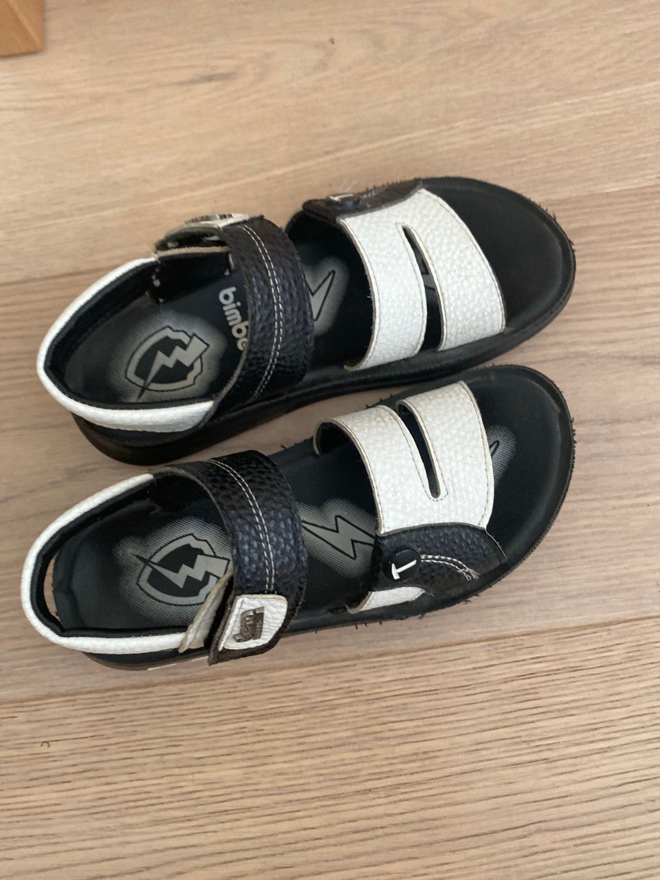 Mustavalkoiset sandaalit koko 32